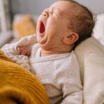 Le sommeil du bébé n’est pas une ligne droite. Il évolue au fil des semaines, des mois, des poussées dentaires, des tempêtes émotionnelles. Et ce que l’on appelle “faire ses nuits” n’est ni automatique, ni toujours rapide.
