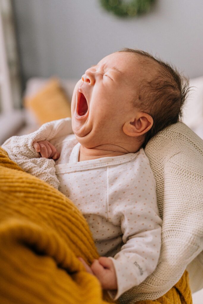 Le sommeil du bébé n’est pas une ligne droite. Il évolue au fil des semaines, des mois, des poussées dentaires, des tempêtes émotionnelles. Et ce que l’on appelle “faire ses nuits” n’est ni automatique, ni toujours rapide.